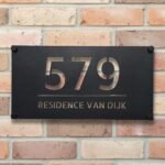 Gepersonaliseerd RVS naambordje voordeur met zwarte poedercoating