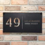 Gepersonaliseerd Naambordje Voordeur van RVS - Essen Gepersonaliseerd RVS naambordje voordeur met zwarte poedercoating