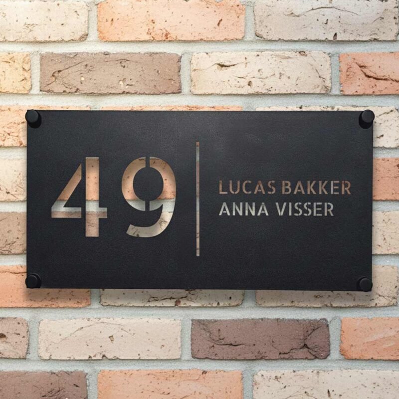 Gepersonaliseerd RVS naambordje voordeur met zwarte poedercoating