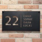 Gepersonaliseerd Naambordje Voordeur van RVS - Lumo Gepersonaliseerd RVS naambordje voordeur met zwarte poedercoating