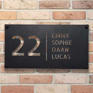 Gepersonaliseerd RVS naambordje voordeur met zwarte poedercoating