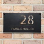 Gepersonaliseerd RVS naambordje voordeur met zwarte poedercoating