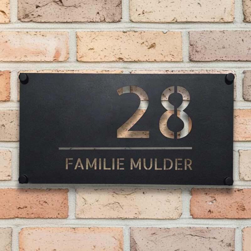 Gepersonaliseerd RVS naambordje voordeur met zwarte poedercoating