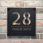 Gepersonaliseerd Naambordje Voordeur van RVS - Halo Gepersonaliseerd RVS naambordje voordeur met zwarte poedercoating