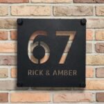 Gepersonaliseerd RVS naambordje voordeur met zwarte poedercoating