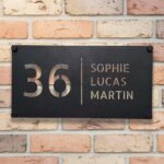 Gepersonaliseerd Naambordje Voordeur van RVS - Ember Gepersonaliseerd RVS naambordje voordeur met zwarte poedercoating