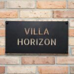 Gepersonaliseerd RVS naambordje voordeur met zwarte poedercoating